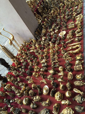 春寒料峭访津门，铜光岁月映独行